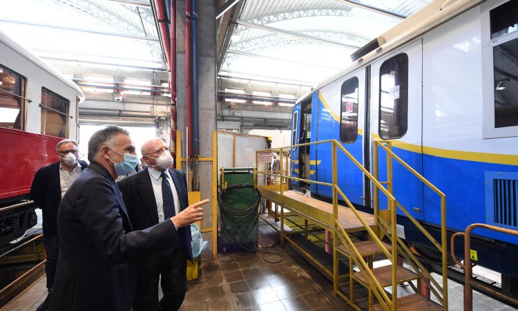 La Regione Campania continua l’opera di rinnovamento del parco treni Eav: consegnati questa mattina ulteriori due treni revampizzati che si aggiungono ai quattro nuovi treni già in esercizio.Un investimento 40 milioni di […]